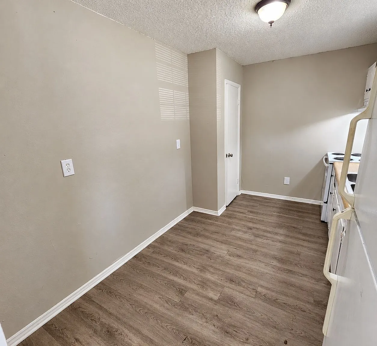 1 bed, 1.0 bath, $995 — Photo 3