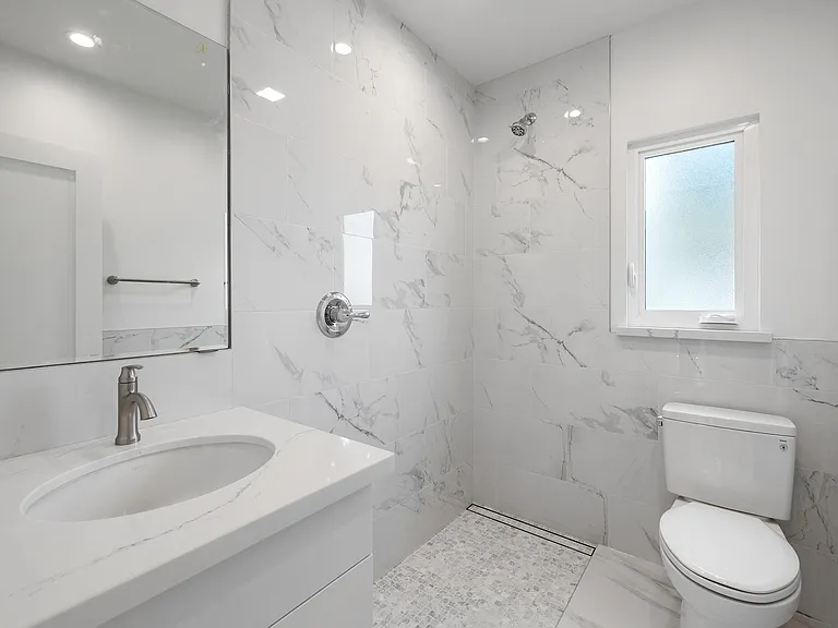 420 Merritt Ave #C — Photo 2