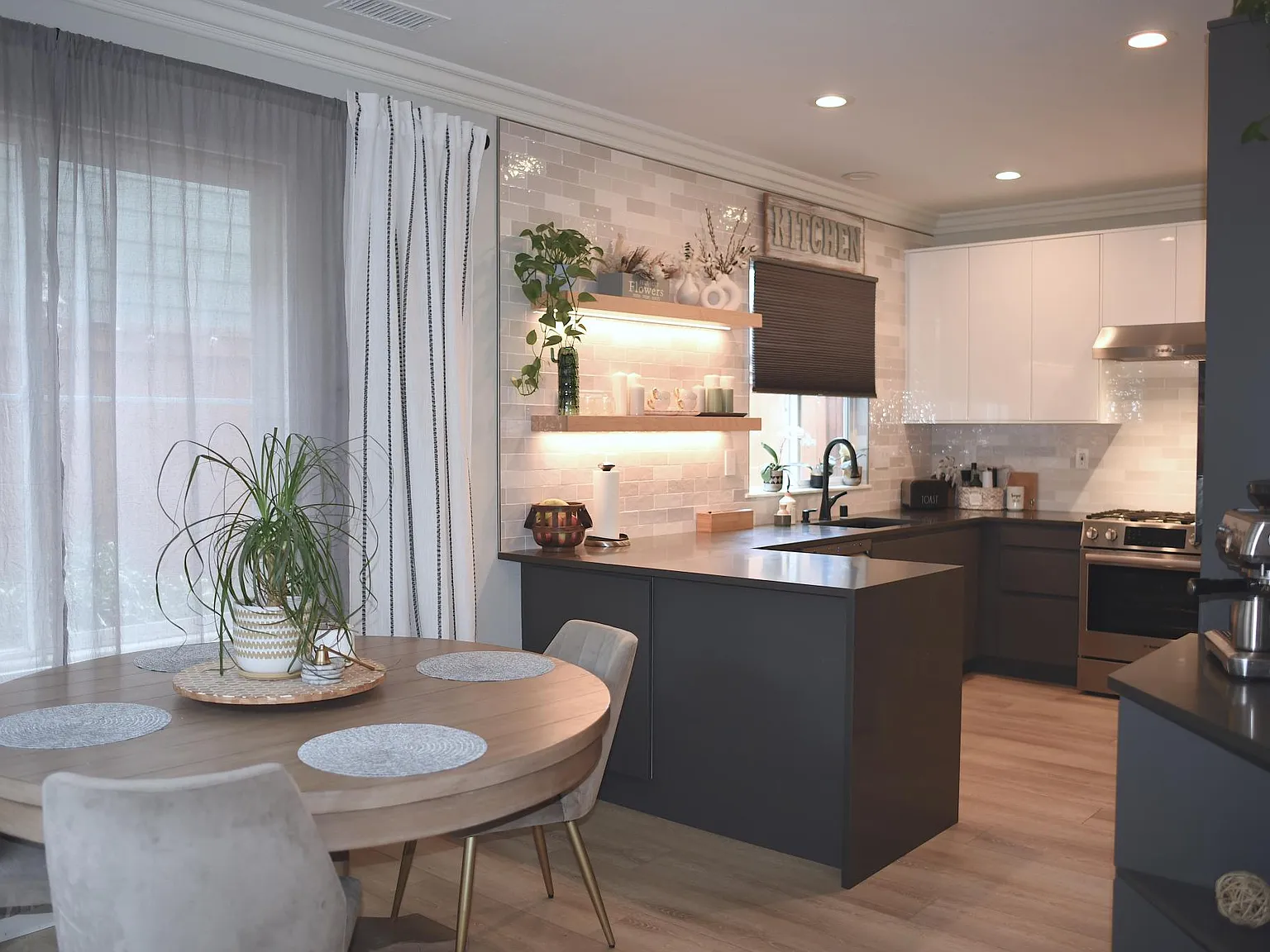 3 bed, 2.5 bath, 1600 sqft, $5,200 — Photo 4