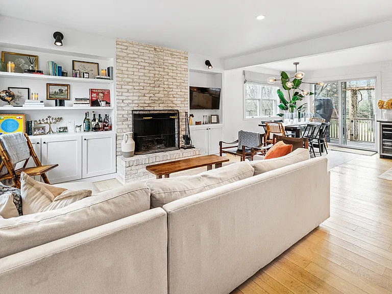 15 Amagansett Dr E — Photo 2