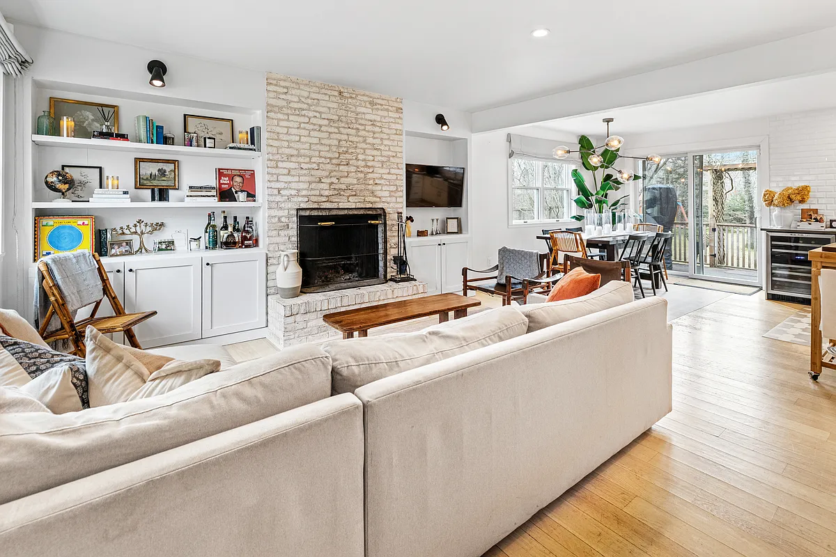 Building Photo - 15 Amagansett Dr E