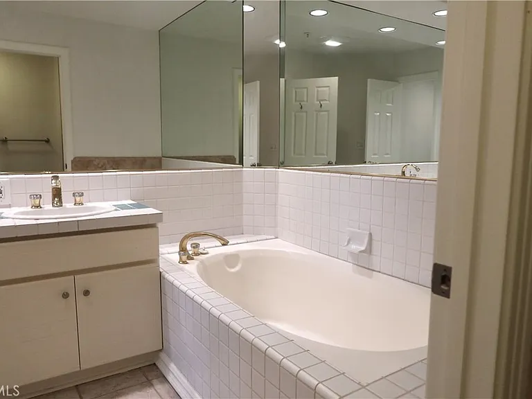2243 Martin #110 — Photo 21
