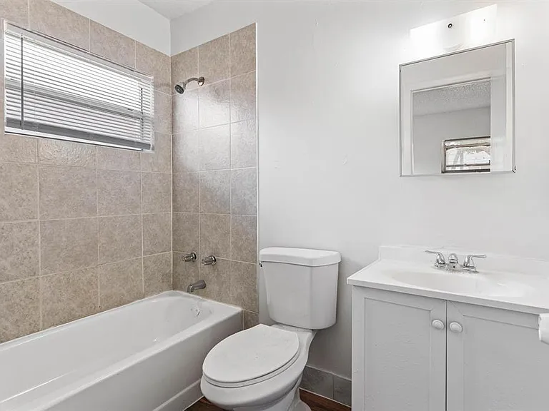 271 SW 1st St #1-4 — Photo 6