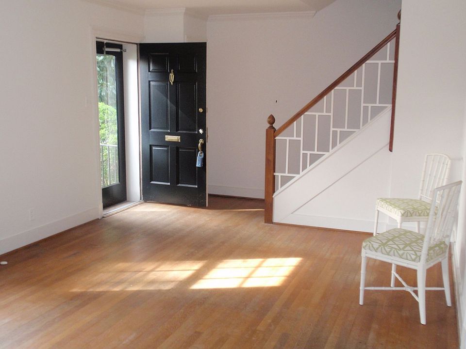 Bright and open entry