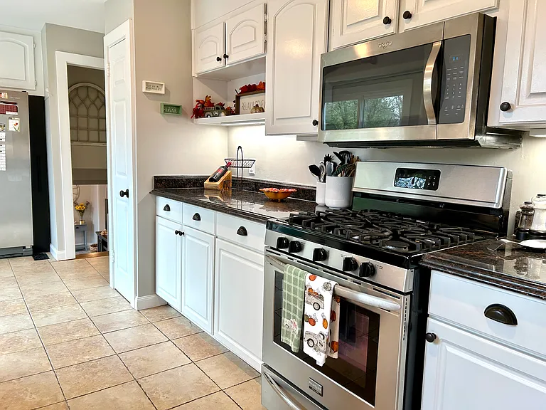 202 Edgewater Dr — Photo 3