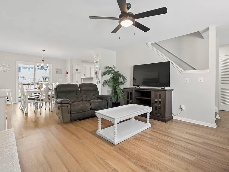 1008 Anne St — Photo 1