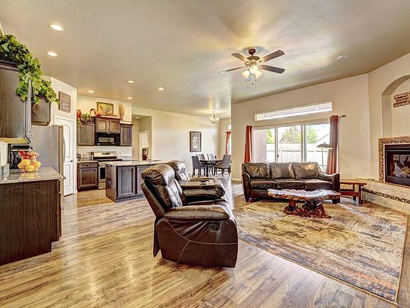 3rd image of 928 Echo Canyon St