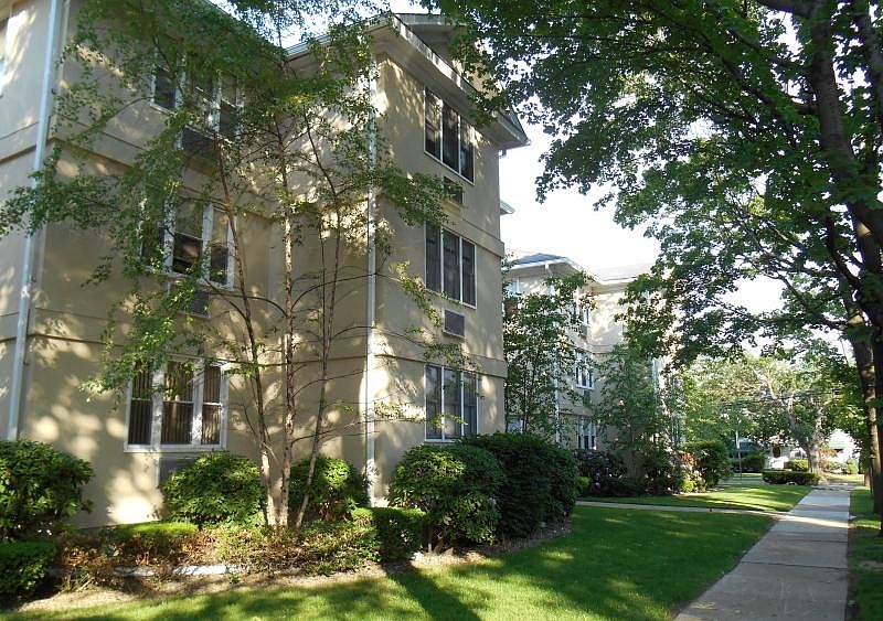1st image of 152 E Walnut St APT 202