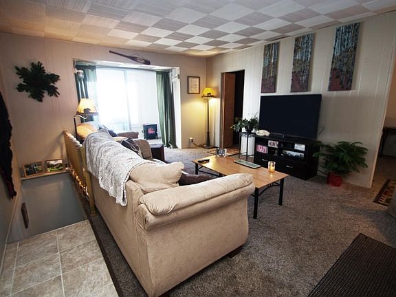 LIVING ROOM TOWARD THE LAK