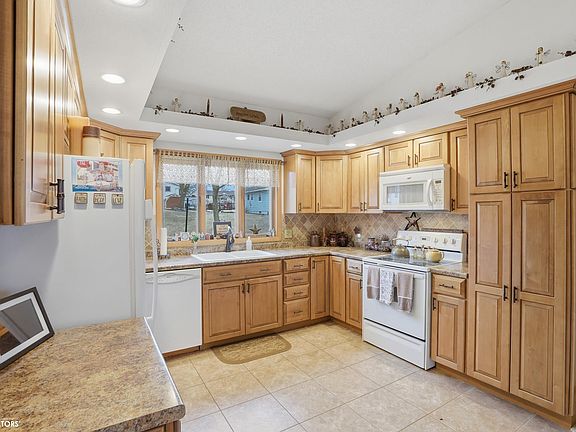 3rd image of 1102 S Linden Ln