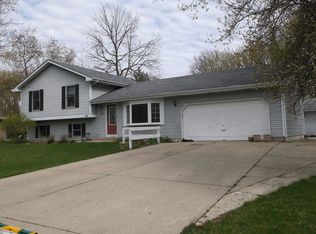 1820 Lakeview St, Johnsburg, IL 60051
