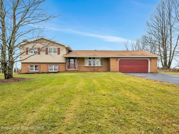 117 Sandy Banks Rd, Greenfield Township, PA 18407