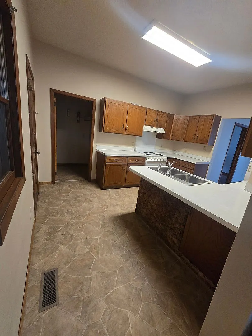 For Rent: Cozy 2 Bedroom, 1 Bathroom Single-Family Home with 1-Car Garage — Photo 3