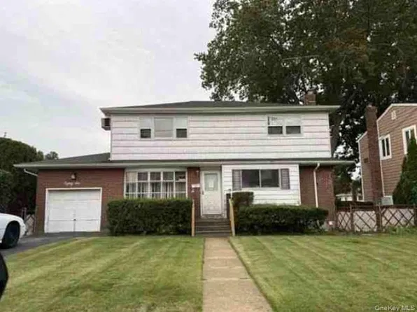 86 Manhattan Avenue, West Babylon, NY 11704