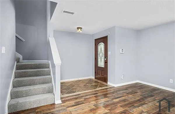 5 bed, 3233 sqft, $3,800 — Photo 2