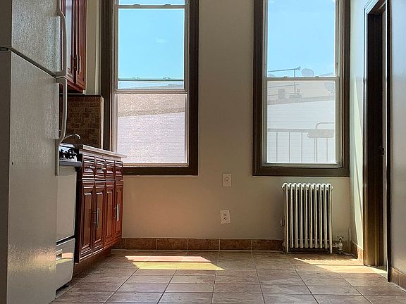 3rd image of 148 Wilson Ave APT 3L