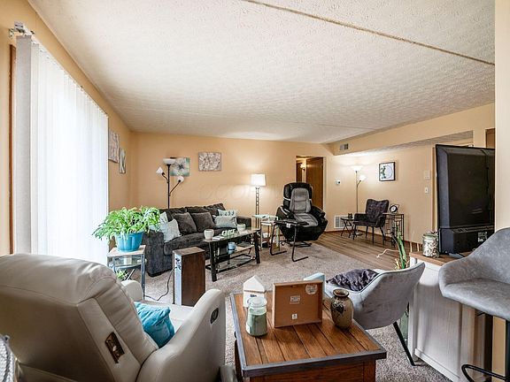 5th image of 5885 Beechcroft Rd APT 104