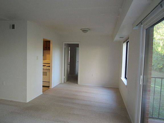 4th image of 125 Clubhouse Dr SW Unit 5