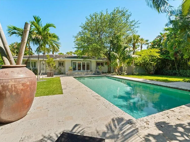 1635 Seabreeze Blvd — Photo 1