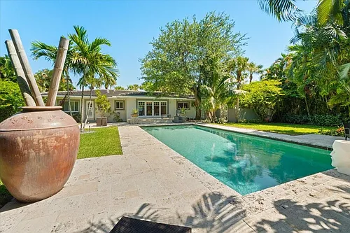 1635 Seabreeze Blvd Photo 1