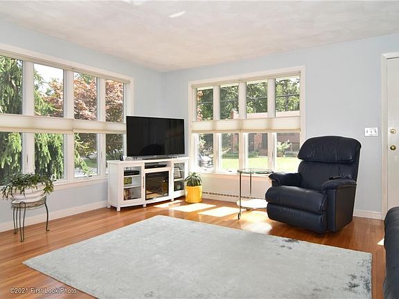 4th image of 89 Woodland St