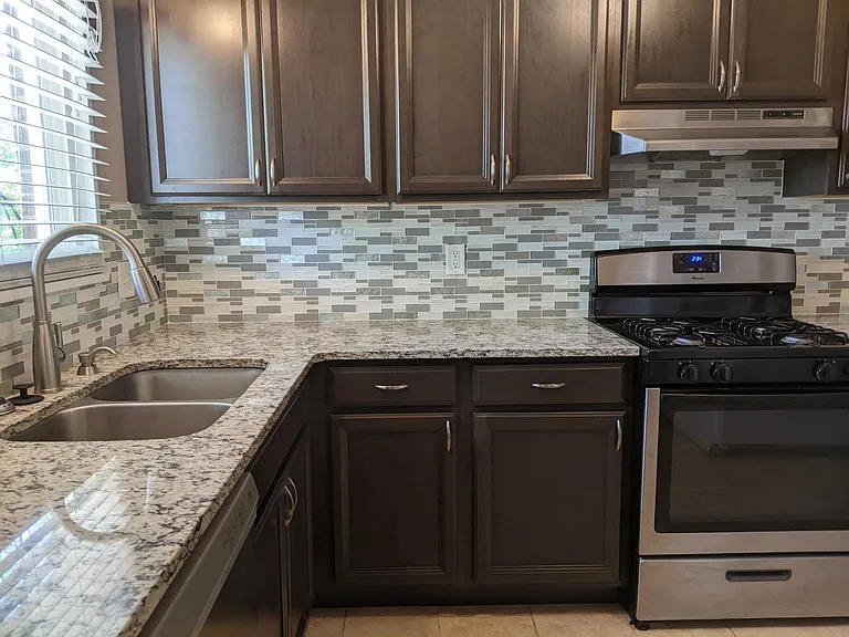 536 N Leona Ave — Photo 5