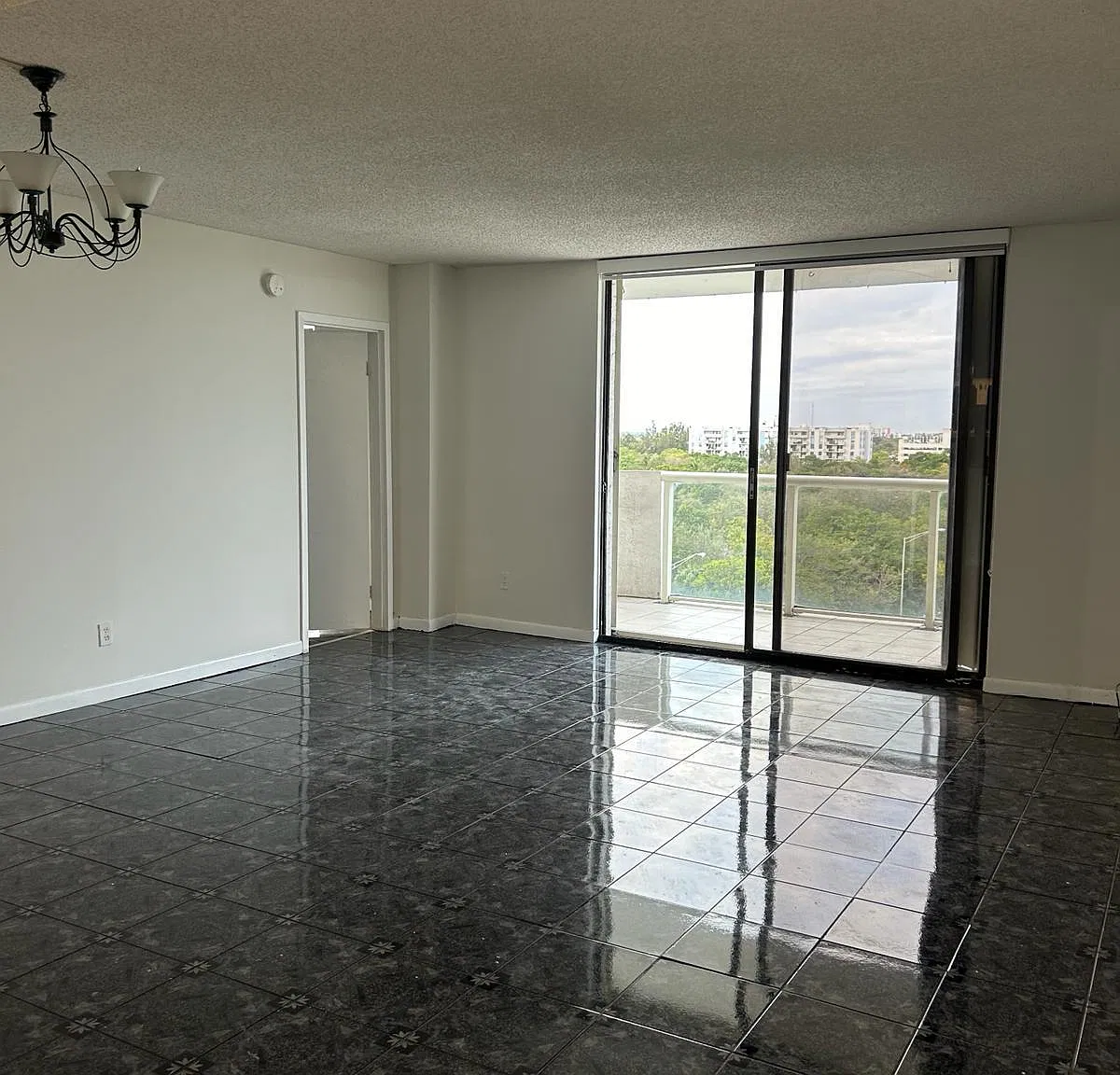 2 bed, 1050 sqft, $2,100 — Photo 2