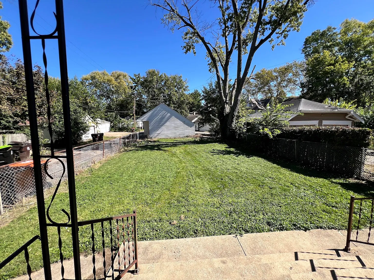 3 bed, $1,200 — Photo 2
