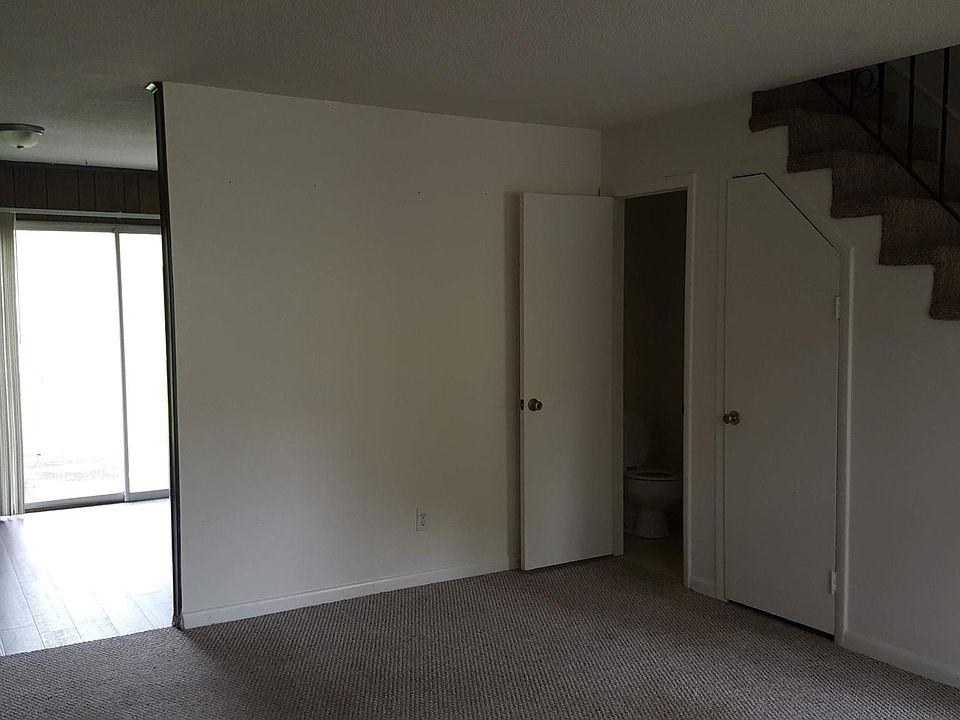 2nd image of 1407 Woodlawn Dr APT 5