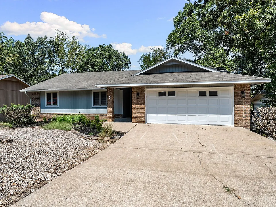7 Whitwick Ln