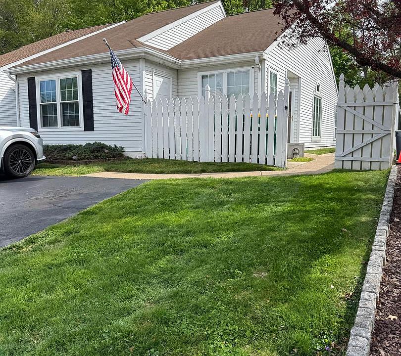 1st image of 290 Woods Edge Pl