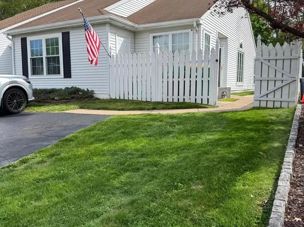 290 Woods Edge Pl, Langhorne, PA 19047