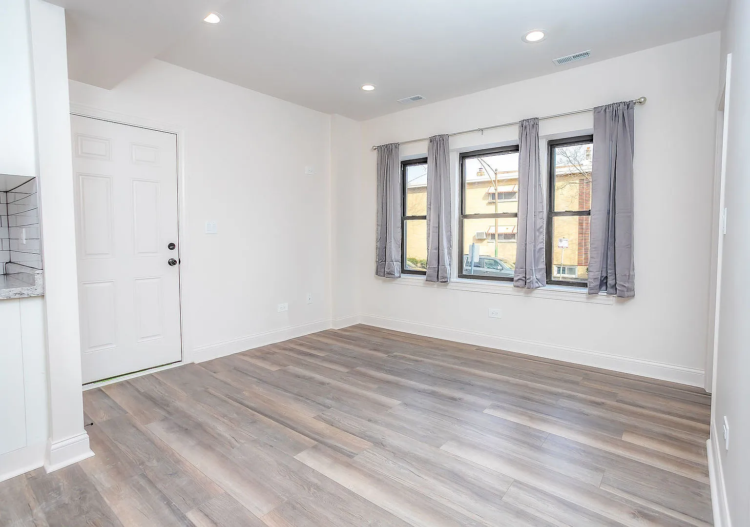 2 bed, 800 sqft, $1,300 — Photo 2