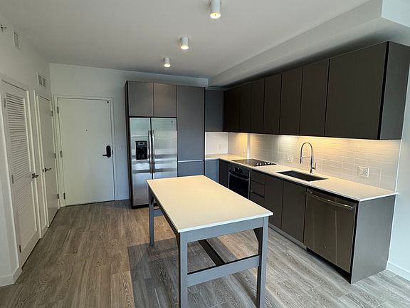 KITCHEN WITH ISLAND