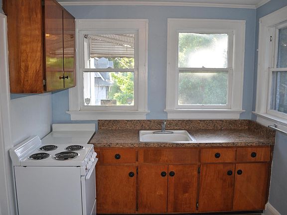 3rd image of 923 Acosta St