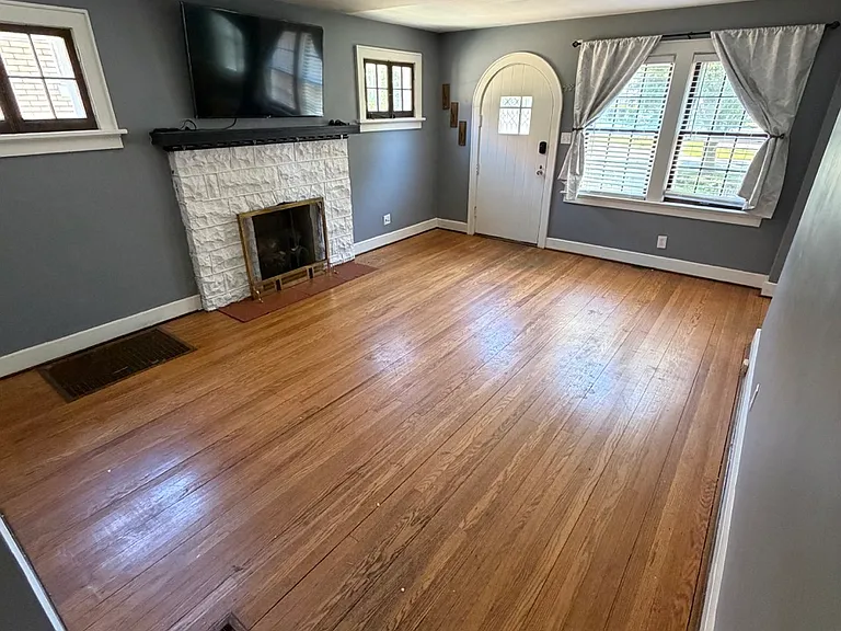 104 Oxford Pl — Photo 2