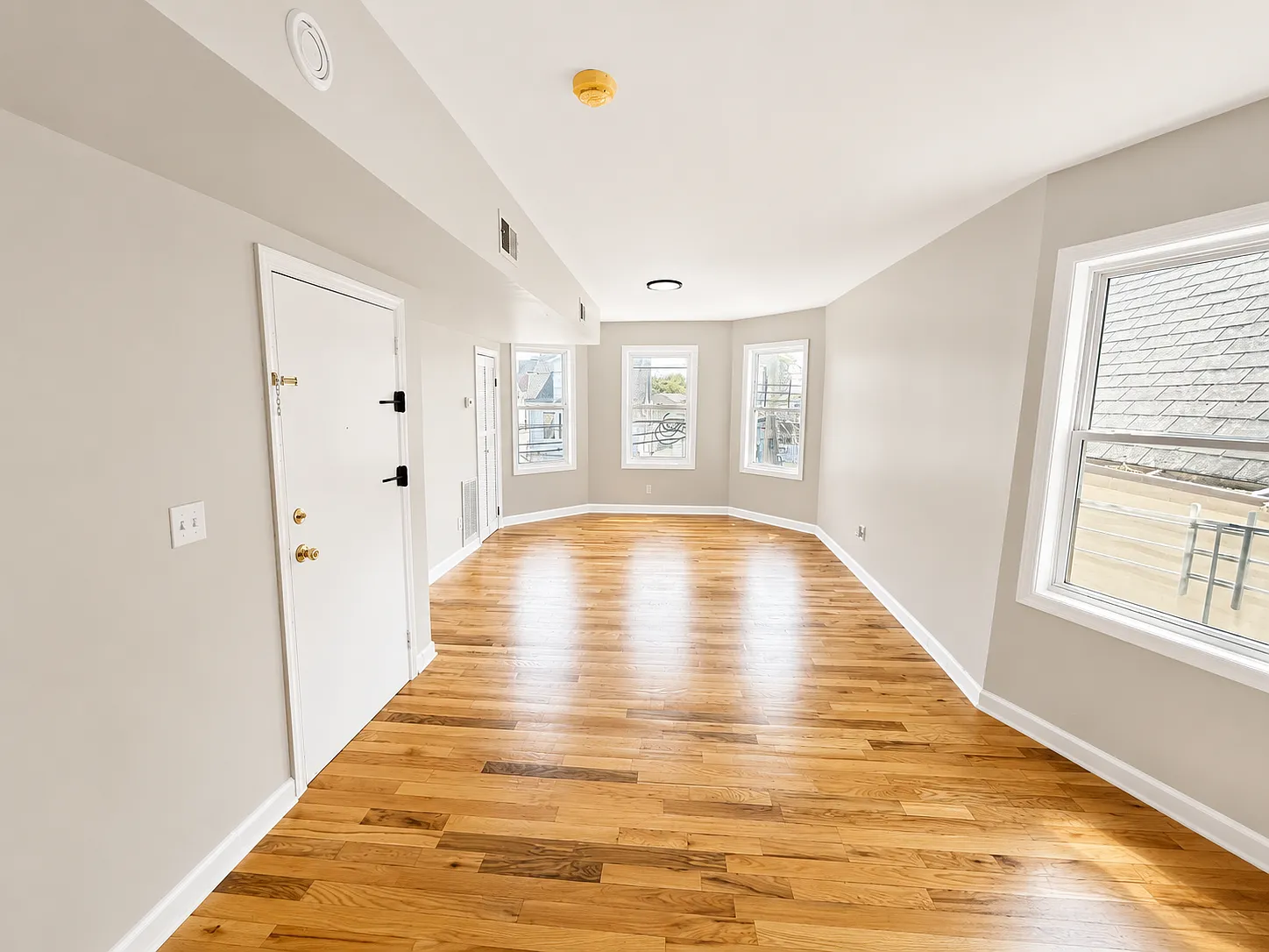 3 bed, 1200 sqft, $2,045 — Photo 4