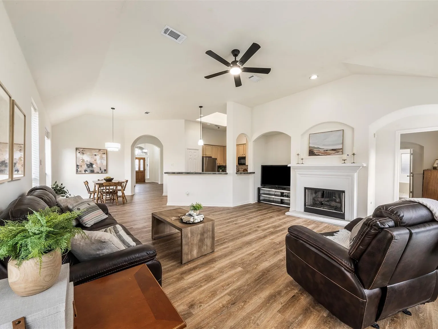 3 bed, 2.0 bath, 2324 sqft, $2,650 — Photo 2