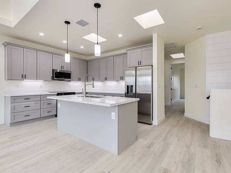 610 W 5th St — Photo 1