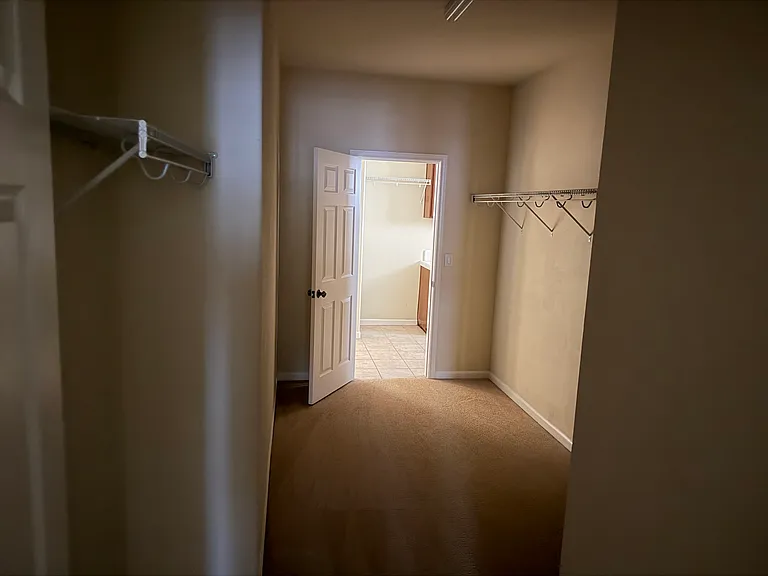 1427 Wyndham Ln — Photo 3