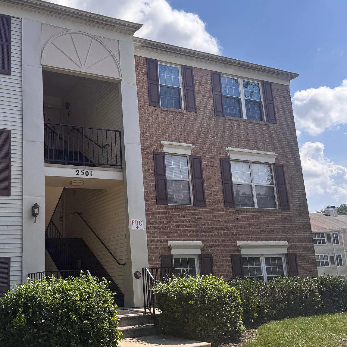 3 bed, 2.0 bath, 1043 sqft, $2,095 — Photo 1
