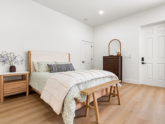 5th image of 620 36th St W #B