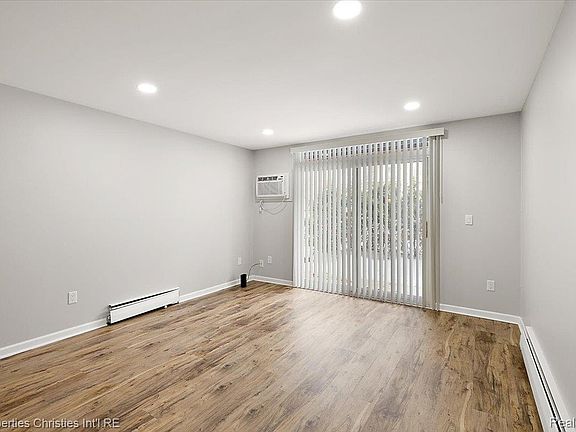 3rd image of 4921 Crooks Rd APT N3