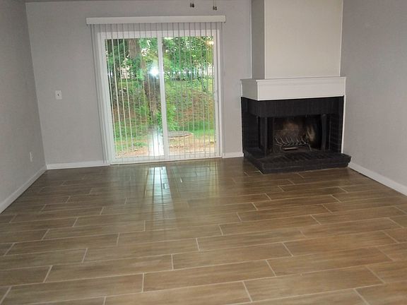 4th image of 526 Greenlea Chase W