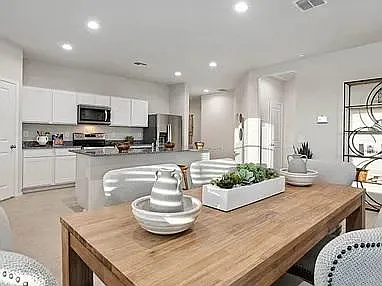 4 bed, 1917 sqft, $2,600 — Photo 2