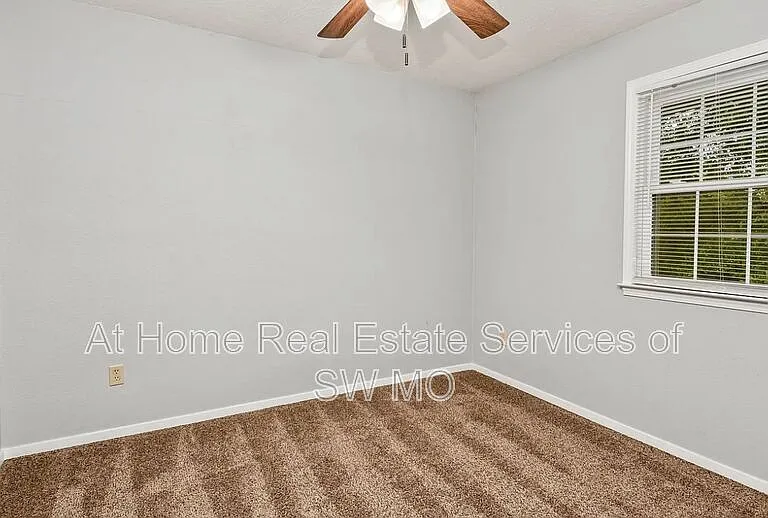 834 E Manchester Dr — Photo 16