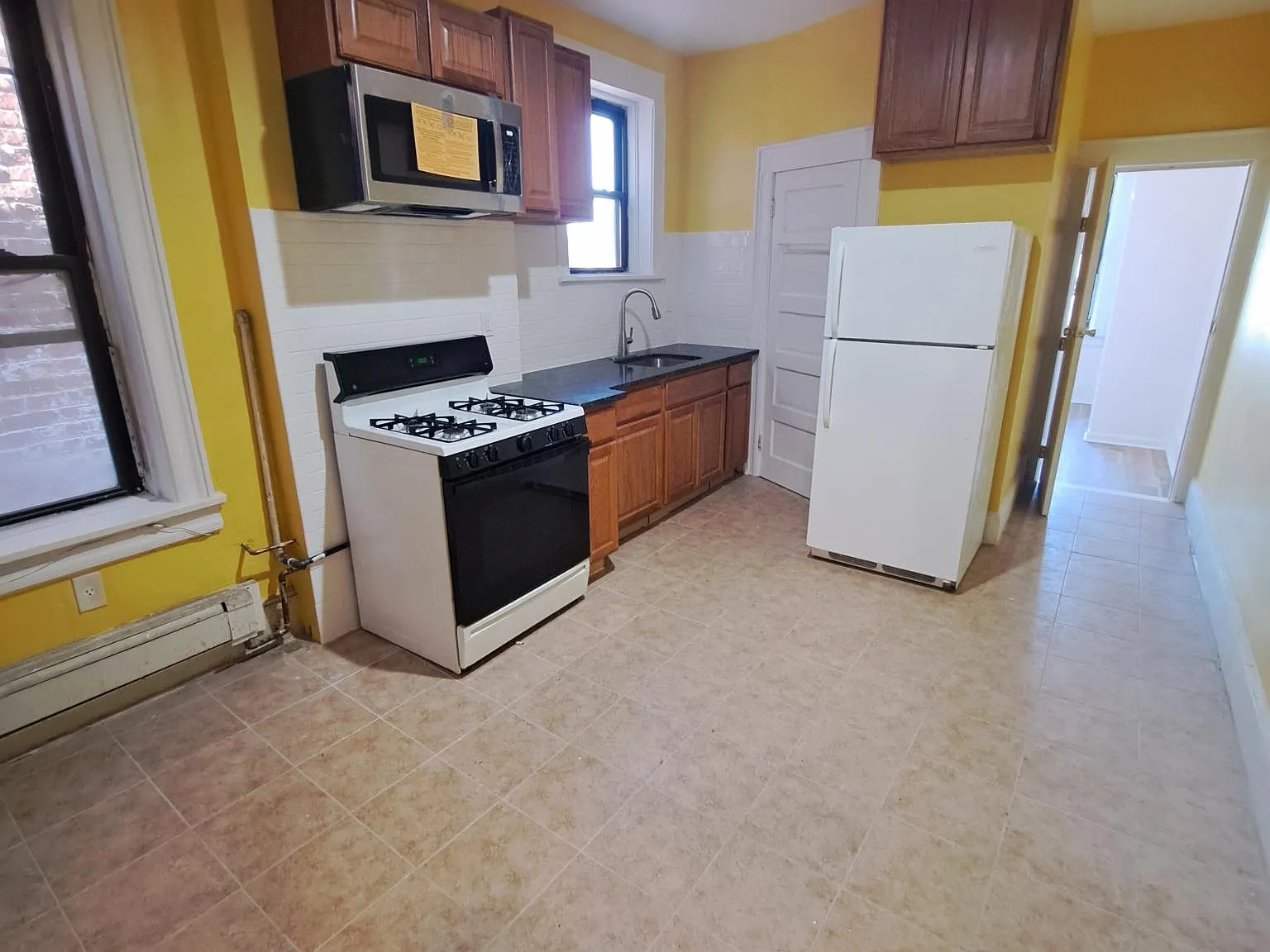 3 bed, 900 sqft, $2,200 — Photo 4