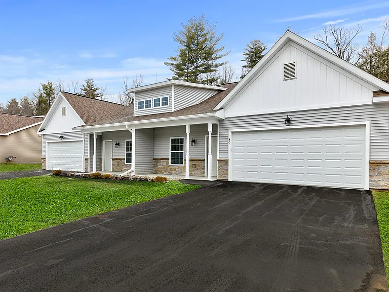 Townhomes at Woodland's Edge — Photo 9