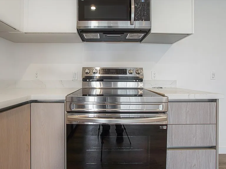 10918 Camarillo St #501 — Photo 37