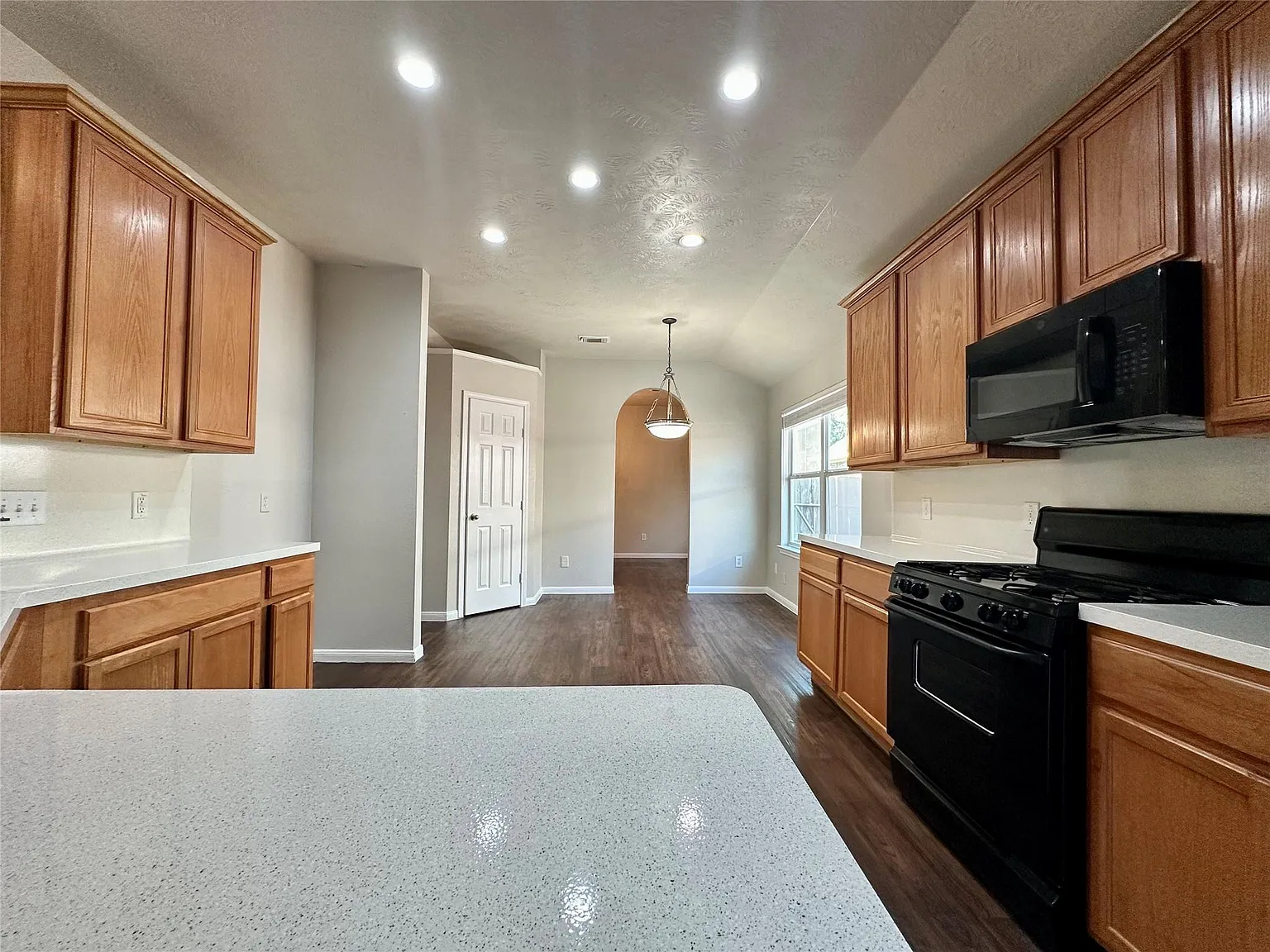 3 bed, 2.0 bath, 2132 sqft, $1,995 — Photo 3